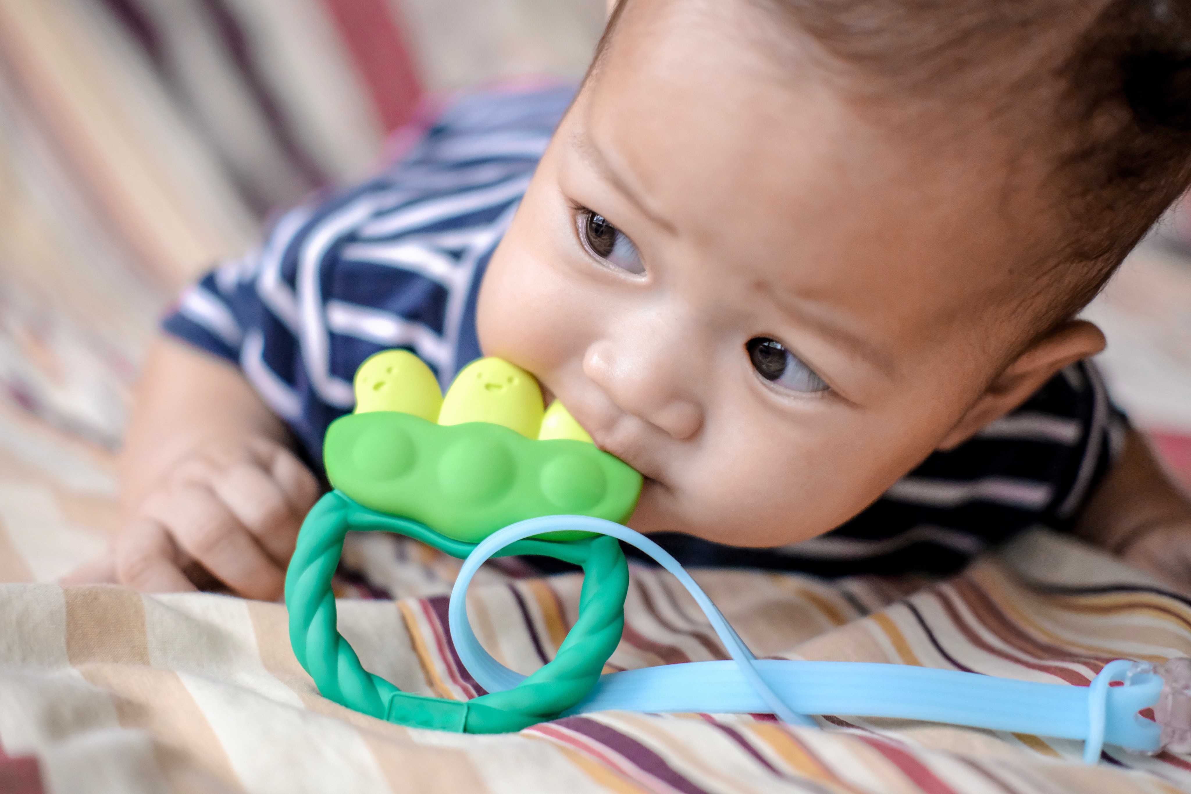 bayi tangan ke mulut, tanda bayi lapar, tumbuh gigi bayi, eksplorasi sensorik bayi, perkembangan bayi, Bunda, si Kecil